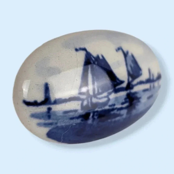 Delfts Vintage Painted Porcelain Brooch - Picture 2 of 6